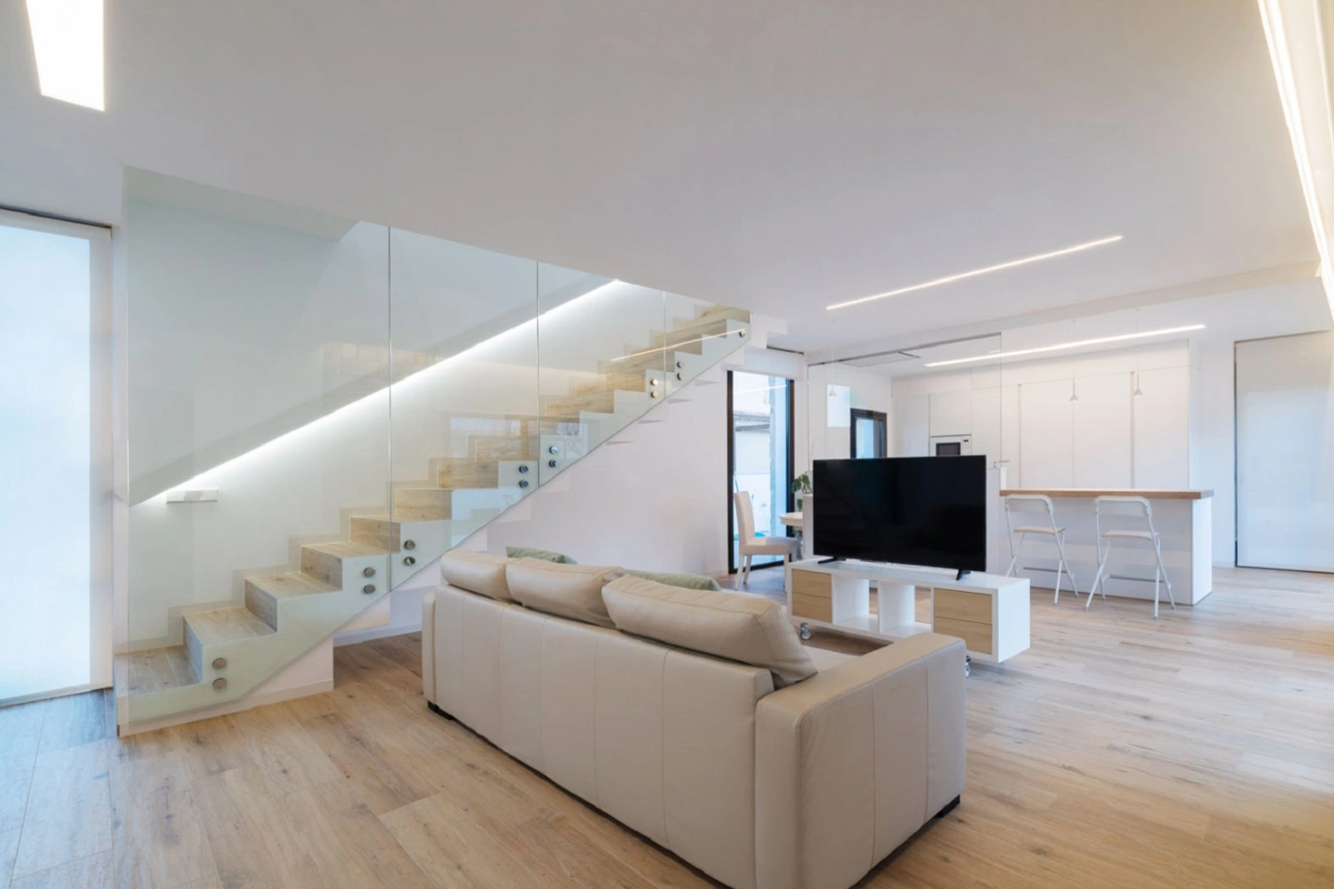 Nowoczesny i minimalistyczny salon od Marazzi